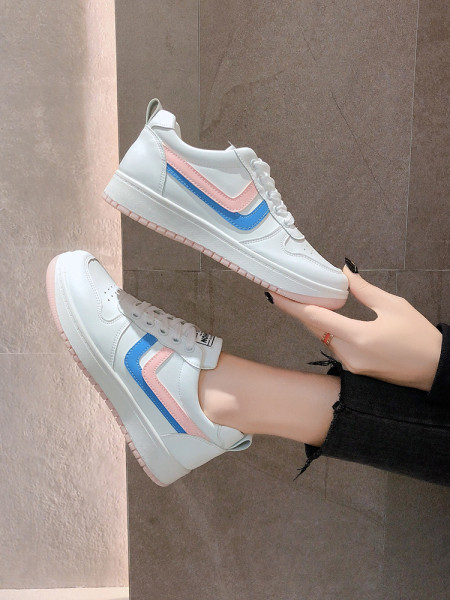 Γυναικεία αθλητικά παπούτσια με επίπεδη σόλα και κορδόνια