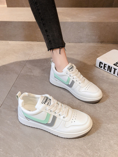 Γυναικεία αθλητικά παπούτσια με επίπεδη σόλα και κορδόνια