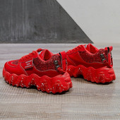 Kareda talla ja läikiva efektiga naiste tossude uus mudel