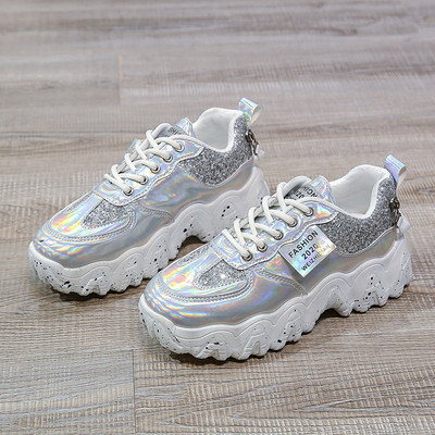 Kareda talla ja läikiva efektiga naiste tossude uus mudel