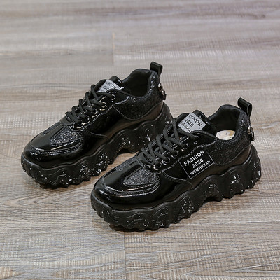 Kareda talla ja läikiva efektiga naiste tossude uus mudel