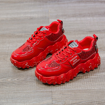 Kareda talla ja läikiva efektiga naiste tossude uus mudel