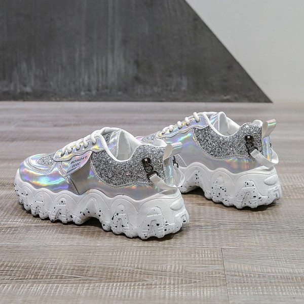 Kareda talla ja läikiva efektiga naiste tossude uus mudel