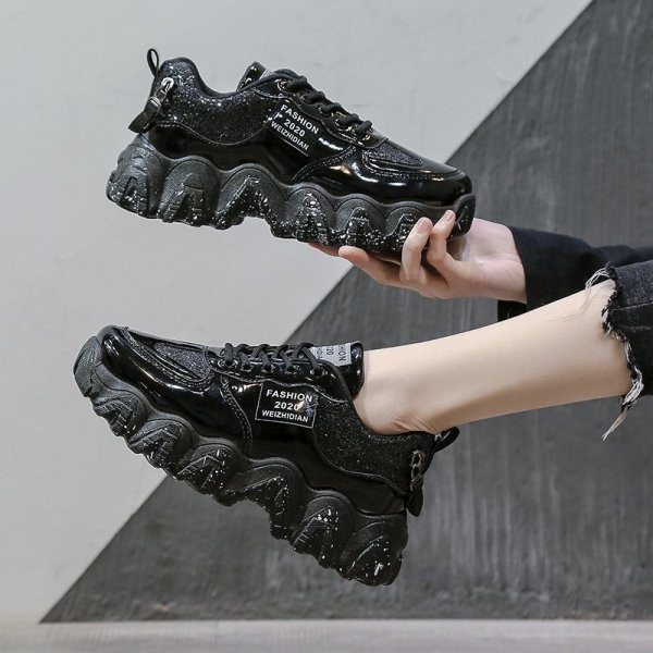 Kareda talla ja läikiva efektiga naiste tossude uus mudel