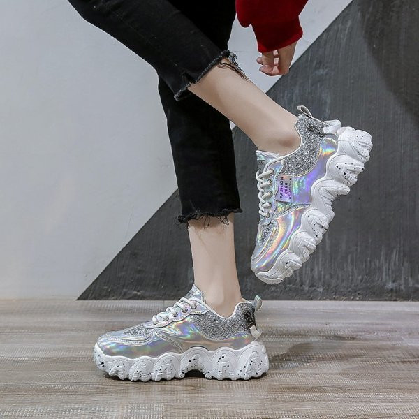 Kareda talla ja läikiva efektiga naiste tossude uus mudel