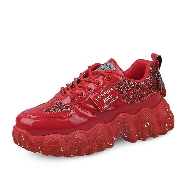 Kareda talla ja läikiva efektiga naiste tossude uus mudel