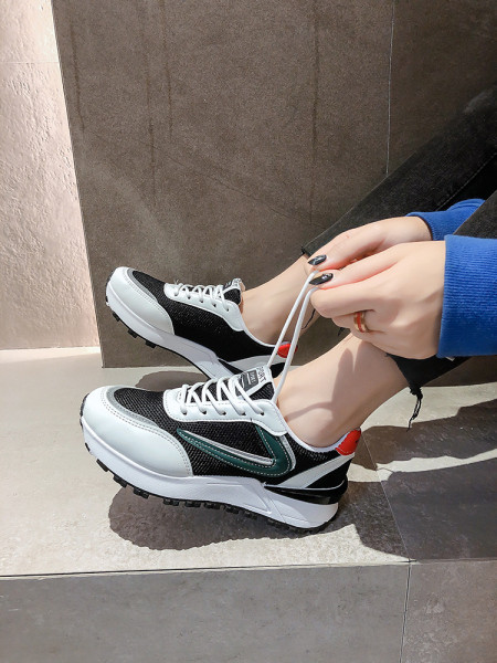 Naiste moodsad musta ja halli tossud lameda tallaga