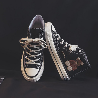 Naiste tikandiga lõuendist tossud