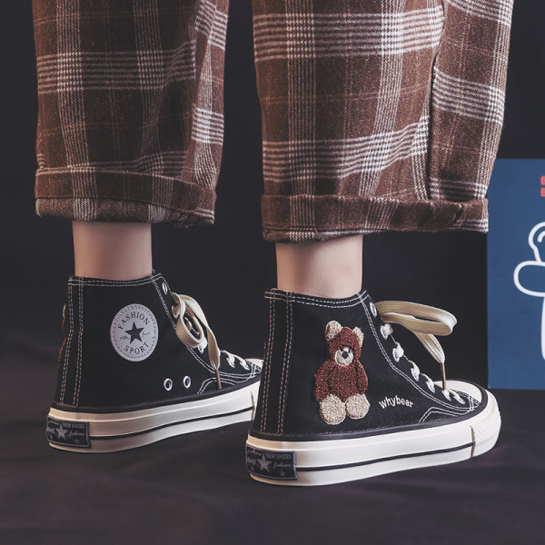 Naiste tikandiga lõuendist tossud