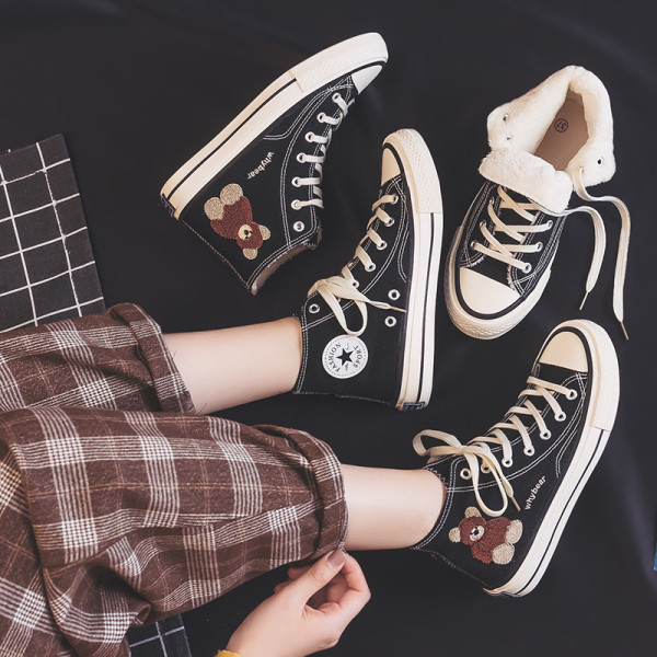 Naiste tikandiga lõuendist tossud