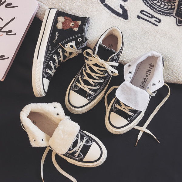 Naiste tikandiga lõuendist tossud