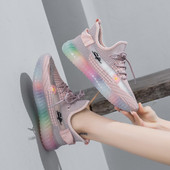 Γυναικεία casual αθλητικά παπούτσια με χρωματιστή σόλα σε γκρι, μαύρο, πράσινο και ροζ χρώμα