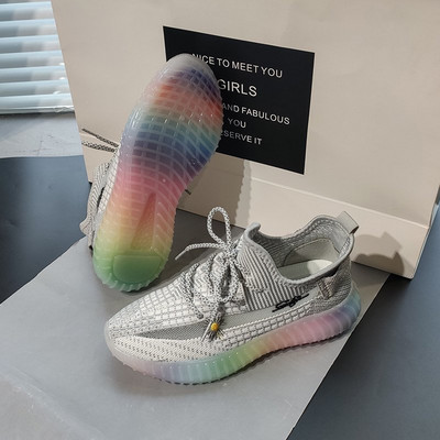 Γυναικεία casual αθλητικά παπούτσια με χρωματιστή σόλα σε γκρι, μαύρο, πράσινο και ροζ χρώμα