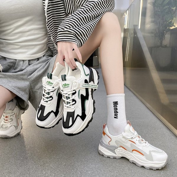 Μοντέρνα γυναικεία αθλητικά παπούτσια με πλέγμα