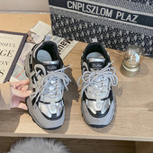 Γυναικεία αθλητικά παπούτσια με τραχιά σόλα σε δύο χρώματα