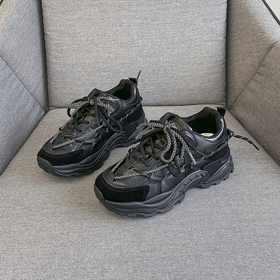 Γυναικεία αθλητικά παπούτσια με τραχιά σόλα σε δύο χρώματα