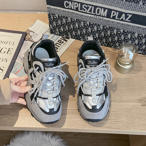 Γυναικεία αθλητικά παπούτσια με τραχιά σόλα σε δύο χρώματα