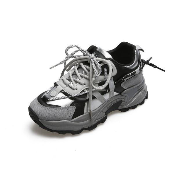 Γυναικεία αθλητικά παπούτσια με τραχιά σόλα σε δύο χρώματα