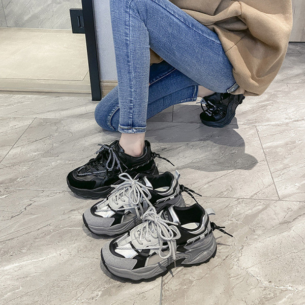 Γυναικεία αθλητικά παπούτσια με τραχιά σόλα σε δύο χρώματα