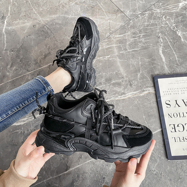 Γυναικεία αθλητικά παπούτσια με τραχιά σόλα σε δύο χρώματα