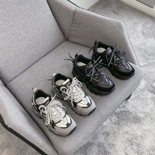 Γυναικεία αθλητικά παπούτσια με τραχιά σόλα σε δύο χρώματα