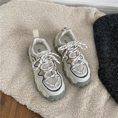 Γυναικεία αθλητικά παπούτσια με τραχιά σόλα σε μπεζ και μαύρο χρώμα