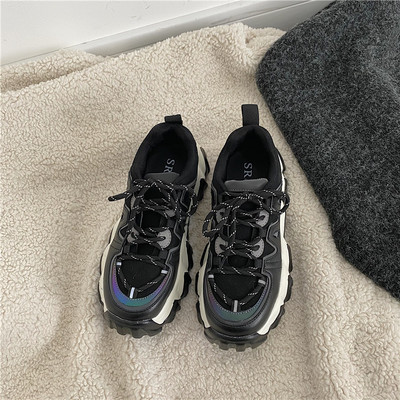 Γυναικεία αθλητικά παπούτσια με τραχιά σόλα σε μπεζ και μαύρο χρώμα