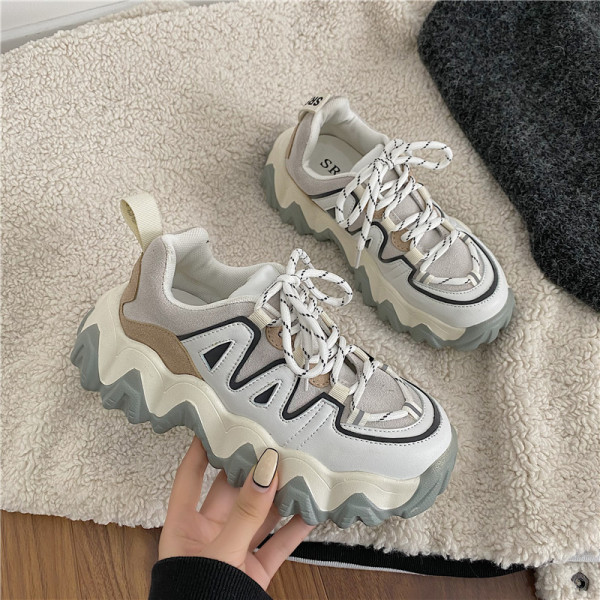 Γυναικεία αθλητικά παπούτσια με τραχιά σόλα  σε μπεζ και μαύρο χρώμα