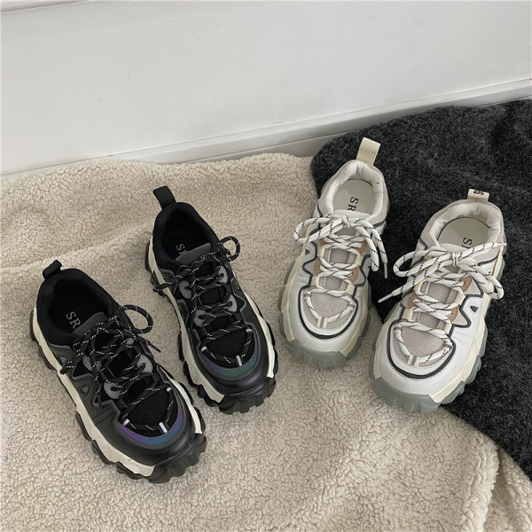 Γυναικεία αθλητικά παπούτσια με τραχιά σόλα  σε μπεζ και μαύρο χρώμα