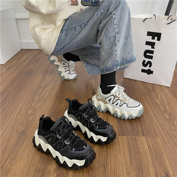 Γυναικεία αθλητικά παπούτσια με τραχιά σόλα  σε μπεζ και μαύρο χρώμα