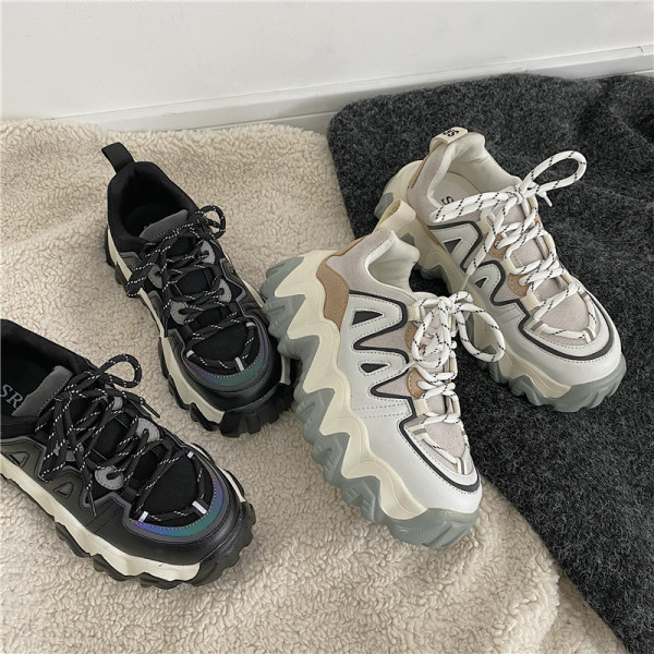 Γυναικεία αθλητικά παπούτσια με τραχιά σόλα  σε μπεζ και μαύρο χρώμα