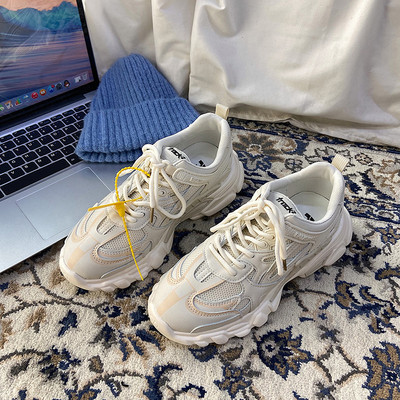 Φθινοπωρινά αθλητικά παπούτσια με τραχιά σόλα