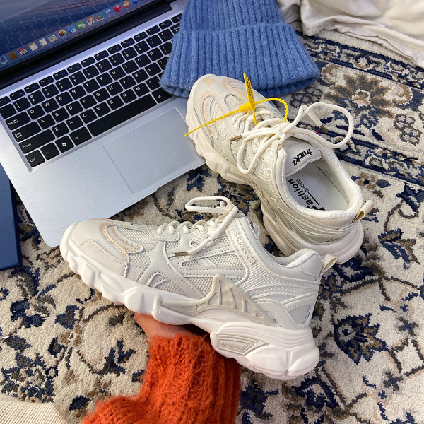 Φθινοπωρινά αθλητικά παπούτσια με τραχιά σόλα