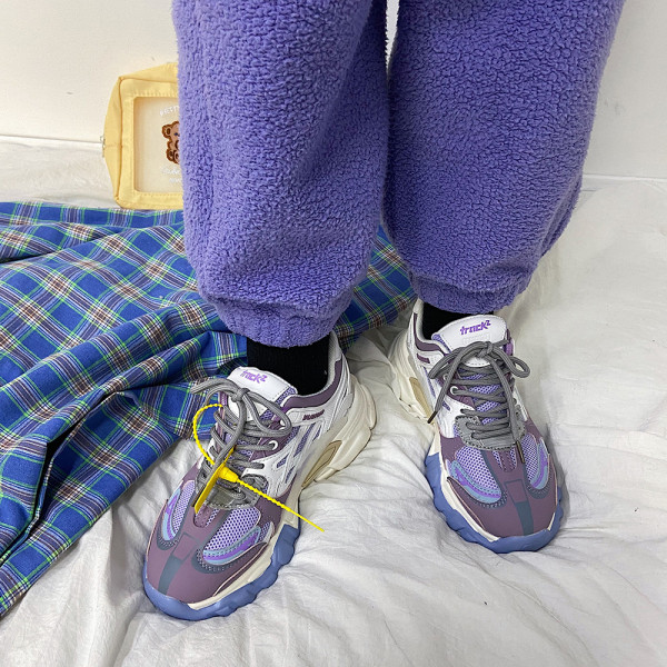 Φθινοπωρινά αθλητικά παπούτσια με τραχιά σόλα