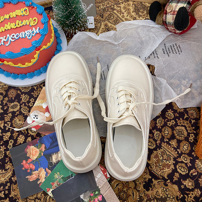 Κλασικό μοντέλο αθλητικά  παπούτσια από οικολογικό δέρμα με πλατφόρμα