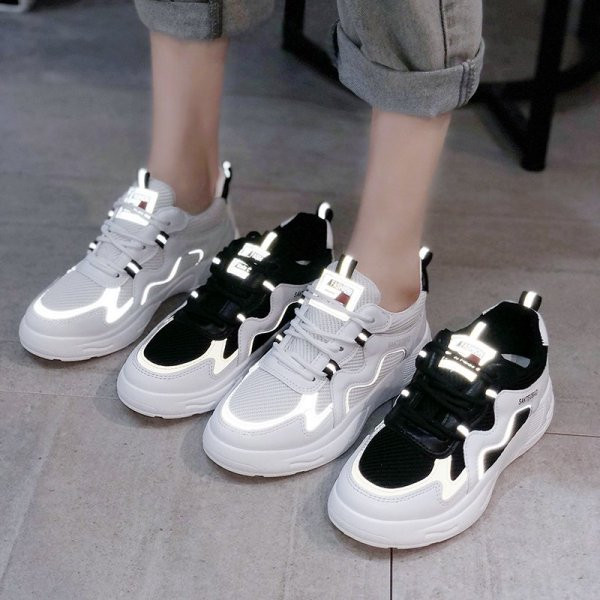 Φωτεινά γυναικεία αθλητικά παπούτσια με επίπεδη σόλα