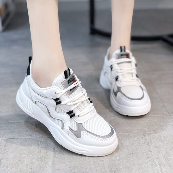 Φωτεινά γυναικεία αθλητικά παπούτσια με επίπεδη σόλα