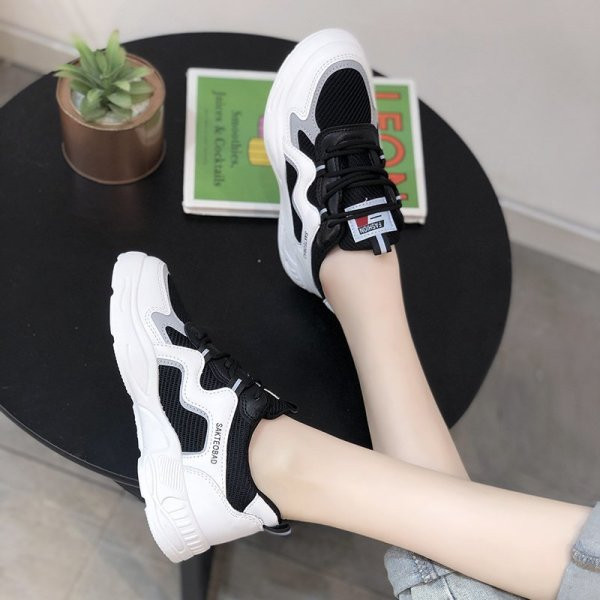 Φωτεινά γυναικεία αθλητικά παπούτσια με επίπεδη σόλα