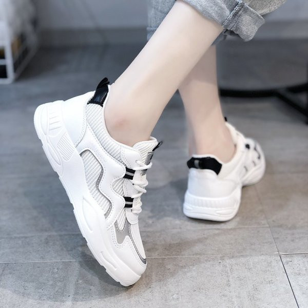 Φωτεινά γυναικεία αθλητικά παπούτσια με επίπεδη σόλα