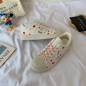 Γυναικεία έκο δερμάτινα αθλητικά παπούτσια με απλικέ