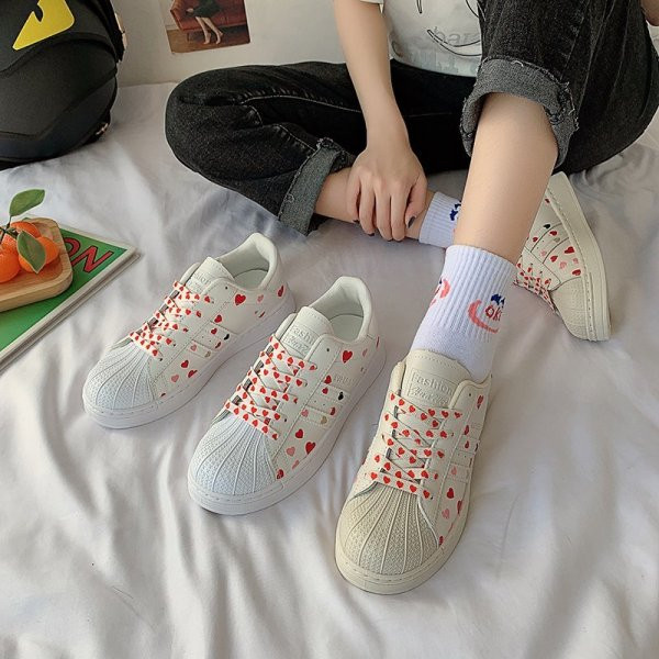 Γυναικεία έκο δερμάτινα αθλητικά παπούτσια με απλικέ