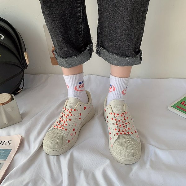 Γυναικεία έκο δερμάτινα αθλητικά παπούτσια με απλικέ