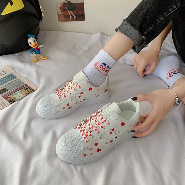 Γυναικεία έκο δερμάτινα αθλητικά παπούτσια με απλικέ