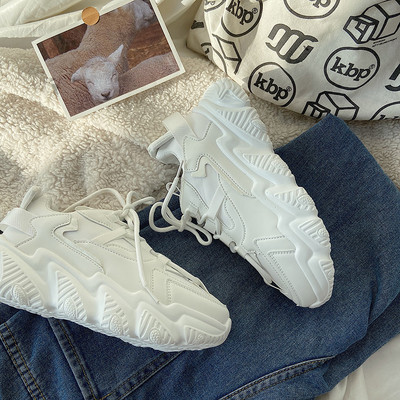Μοντέρνα αθλητικά παπούτσια σε λευκό χρώμα με τραχιά σόλα
