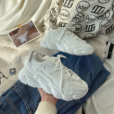 Μοντέρνα αθλητικά παπούτσια σε λευκό χρώμα με τραχιά σόλα