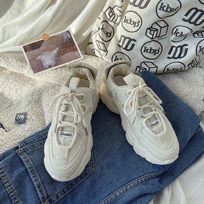 Μοντέρνα αθλητικά παπούτσια σε λευκό χρώμα με τραχιά σόλα