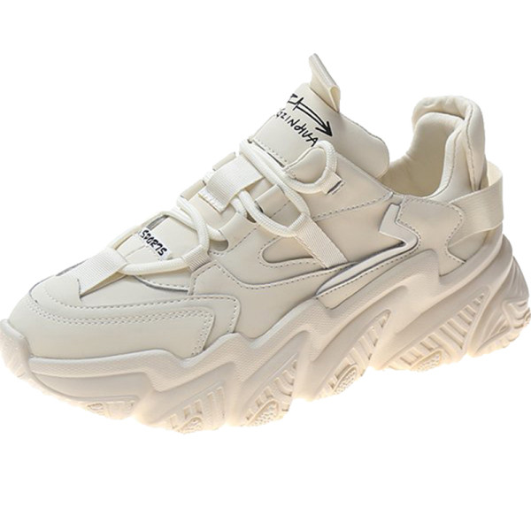 Μοντέρνα αθλητικά παπούτσια σε λευκό χρώμα με τραχιά σόλα