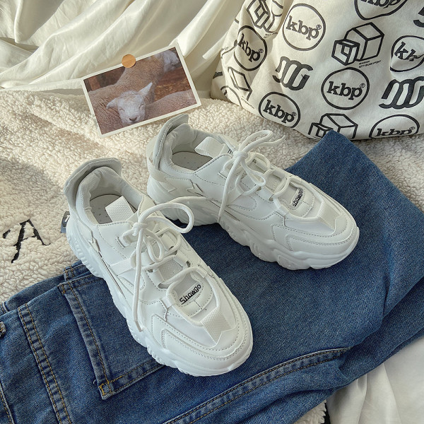 Μοντέρνα αθλητικά παπούτσια σε λευκό χρώμα με τραχιά σόλα