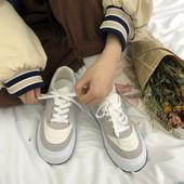 Vabaaja tossud tasasel ja paeltega tallal