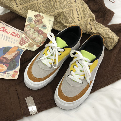 Vabaaja tossud tasasel ja paeltega tallal